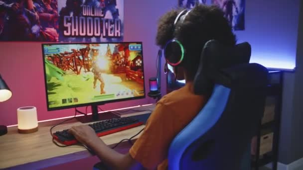 African American Gamer Παίζει Στο Τρίτο Πρόσωπο Shooter Στον Υπολογιστή — Αρχείο Βίντεο