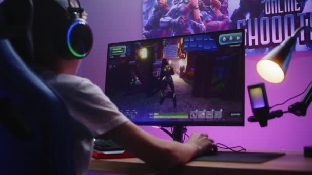 Happy Gamer Hörlurar Vinner Runda Online Spel Hemdator Skolpojke Spelar — Stockvideo