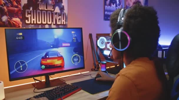 Profesjonalny Afroamerykanin Nastolatek Gracz Słuchawki Gra Online Gra Wyścigowa Potężnym — Wideo stockowe