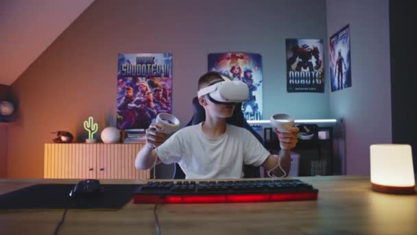 Pemain Muda Dalam Headset Memainkan Virtual Reality Online Video Game — Stok Video