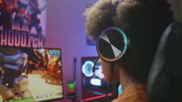 Αφρο Αμερικανός Gamer Συνομιλεί Συμπαίκτες Και Παίζει Shooter Τρίτου Προσώπου — Αρχείο Βίντεο