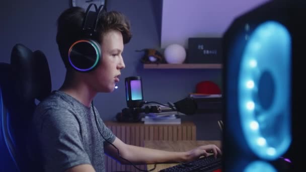 Koncentrerad Pojke Hörlurar Spelar Flerspelarspel Hemma Gamer Pratar Med Lagkamrater — Stockvideo