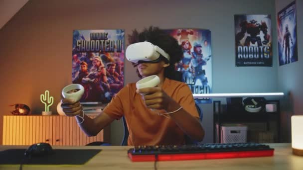 Teenage Gamer Cuffia Parla Con Compagni Squadra Gioca Virtuale Video — Video Stock
