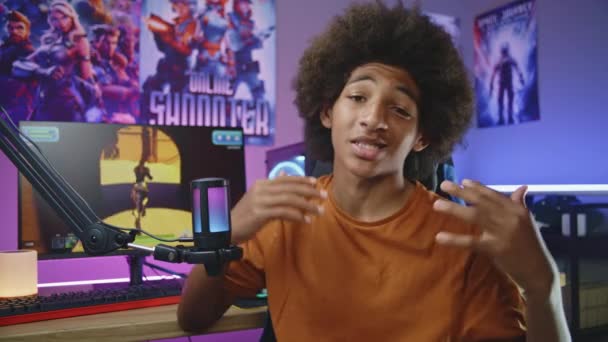 Afro Americano Adolescente Gamer Blogueiro Fala Câmera Usando Microfone Registros — Vídeo de Stock