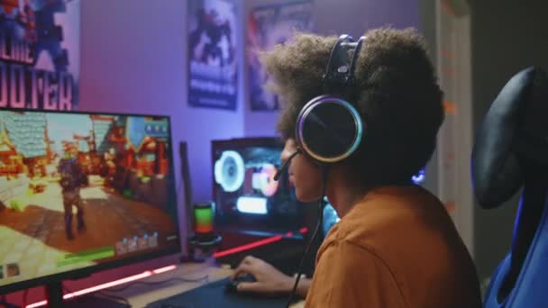 Επαγγελματικά Esports African American Νεαρός Gamer Βάζει Ακουστικά Και Παίζει — Αρχείο Βίντεο