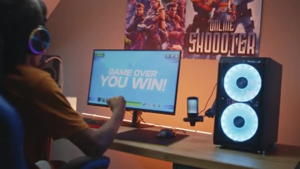 Professionelle Afroamerikanische Teenager Gamer Mit Kopfhörern Spielt Und Gewinnt Runde — Stockvideo