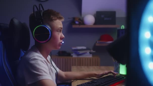 Mladý Chlapec Sluchátkách Mluví Kolegy Hraje Hru Osobním Počítači Gamer — Stock video