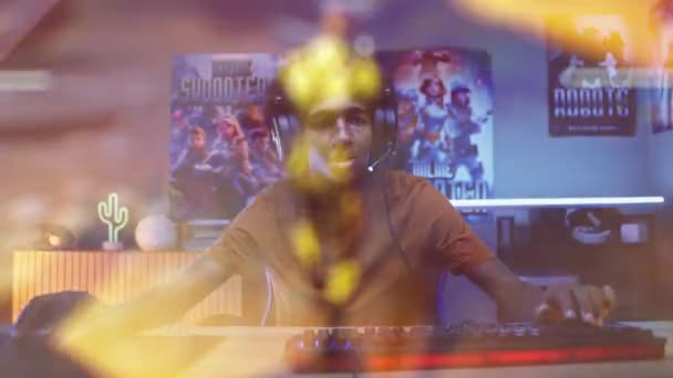 Kulaklıklı Erkek Oyuncu Modern Apartmandaki Bilgisayarda Tetikçiyi Oynuyor Animasyon Çevrimiçi — Stok video
