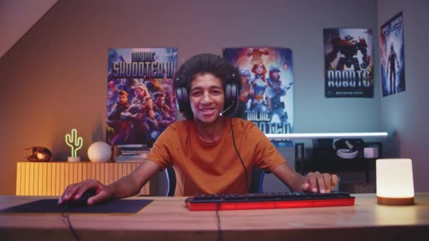 Χαρούμενος Έφηβος Gamer Στα Ακουστικά Μιλάει Τους Συμπαίκτες Παίζει Online — Αρχείο Βίντεο