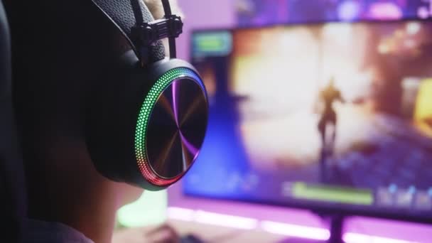 Kulaklıklı Çocuk Üçüncü Şahıs Nişancıyı Oynuyor Oyuncu Bilgisayarında Online Video — Stok video