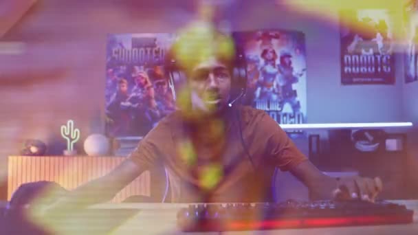 Latar Depan Gamer Remaja Headphone Bermain Penembak Komputer Ruang Neon — Stok Video