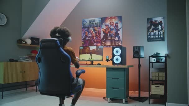 戴Vr耳机的非裔美国人坐在电脑前舒适的房间里 用无线控制器玩虚拟的第三人称3D射击游戏 Pvp在线视频游戏或网络游戏竞赛 在家里玩 — 图库视频影像