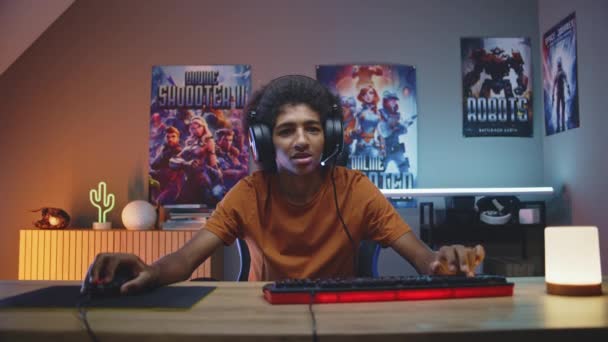 Jogador Adolescente Animado Fones Ouvido Joga Videogame Online Computador Sala — Vídeo de Stock