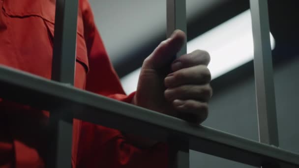 오렌지 제복을 죄수들의 감옥에 있었습니다 유죄를 선고받은 범죄자는 징역형을 선고받는다 — 비디오
