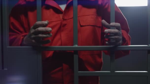 Primo Piano Del Prigioniero Uniforme Arancione Che Tiene Barre Metallo — Video Stock