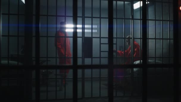 Dva Vězni Vazebním Zařízení Nebo Nápravném Zařízení Starší Zločinec Oranžové — Stock video