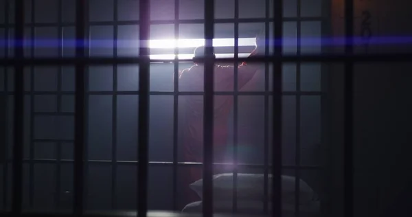 Turuncu Üniformalı Yaşlı Suçlu Hücrede Oturur Ayağa Kalkar Parmaklıklarla Pencereye — Stok fotoğraf