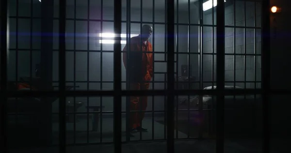 Due Detenuti Colpevoli Centro Detenzione Penitenziario Criminale Anziano Uniforme Arancione — Foto Stock