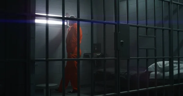 Oudere Gevangene Oranje Uniform Leunt Handen Metalen Staven Crimineel Zit — Stockfoto