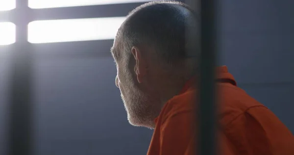 Starší Zločinec Oranžové Uniformě Sedí Vězeňské Posteli Sní Svobodě Vězeň — Stock fotografie