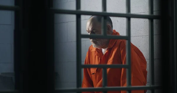 Starszy Przestępca Pomarańczowym Mundurze Siedzi Więziennym Łóżku Myśli Wolności Więzień — Zdjęcie stockowe