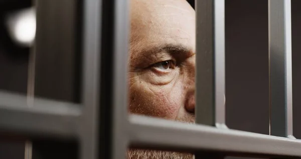 Nahaufnahme Eines Depressiven Älteren Häftlings Der Hinter Metallgittern Einer Gefängniszelle — Stockfoto