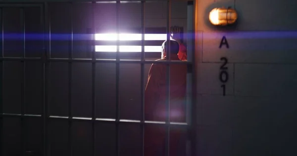 Anzahl Der Gefängniszellen Der Wand Ältere Kriminelle Orangefarbener Uniform Sitzen — Stockfoto