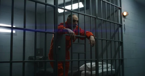 Starší Vězeň Oranžové Uniformě Opírá Kovové Mříže Odpykává Trest Odnětí — Stock fotografie