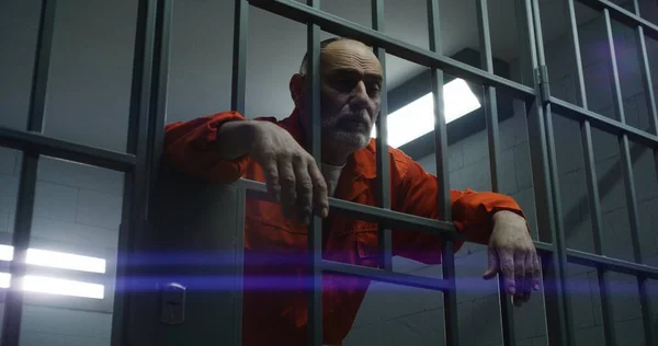 Starší Vězeň Oranžové Uniformě Drží Vězení Kovové Mříže Ruce Vinný — Stock fotografie