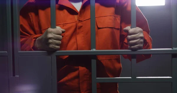 Oudere Gevangene Oranje Uniform Heeft Metalen Staven Staat Gevangenis Cel — Stockfoto