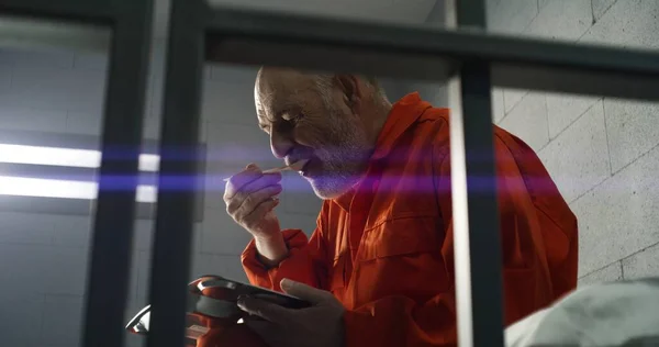 Äldre Fånge Kriminell Orange Uniform Äter Middag Sittandes Fängelsecell Gärningsmannen — Stockfoto