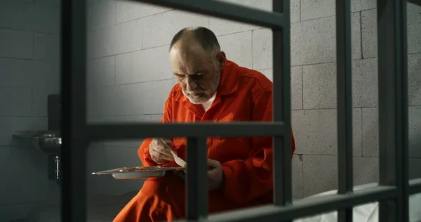 Starší Vězeň Vězeň Oranžové Uniformě Jídlo Vězeňské Cele Trestný Čin — Stock fotografie