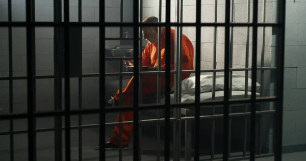 Prigioniero Anziano Uniforme Arancione Siede Nella Cella Della Prigione Mangia — Foto Stock