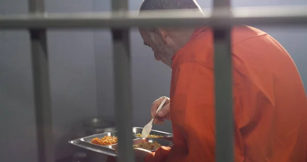 Starší Vězeň Oranžové Uniformě Sedí Vězeňské Cele Večeři Trestní Vězeň — Stock fotografie