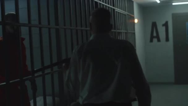 Žalářník Policejním Obuškem Sleduje Zločince Vězeňských Celách Vězni Vězni Oranžových — Stock video
