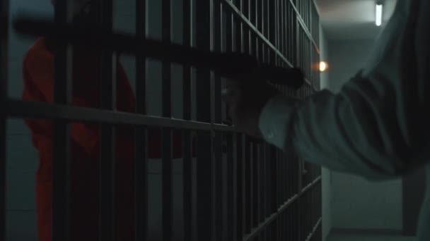 Gefängniswärter Mit Polizeiknüppeln Beobachten Kriminelle Gefängniszellen Häftlinge Häftlinge Orangefarbenen Uniformen — Stockvideo