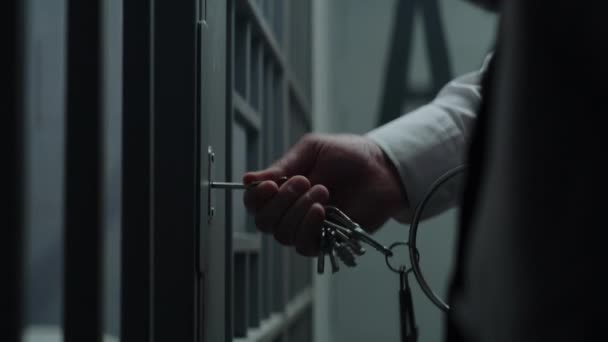关起来的狱卒打开和锁定与钥匙的牢房 罪犯进去了 犯人在狱中服刑 在拘留中心 教养所工作 司法系统 — 图库视频影像