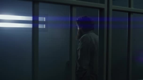 Suçlu Hapishane Hücresine Girer Parmaklıklı Pencereye Bakar Mahkum Hapiste Işlediği — Stok video