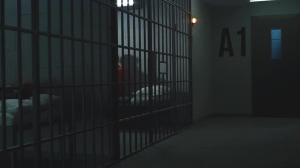 Vinní Zločinci Oranžových Uniformách Leželi Seděli Postelích Vězeňských Celách Dva — Stock video