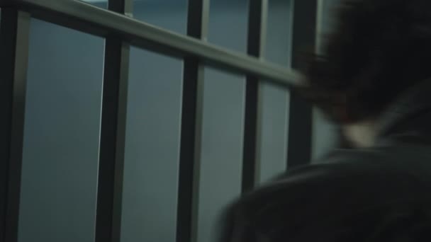 Kasvetli Suçlu Metal Parmaklıklara Bakıyor Depresyondaki Mahkum Hücreye Girer Yatağa — Stok video