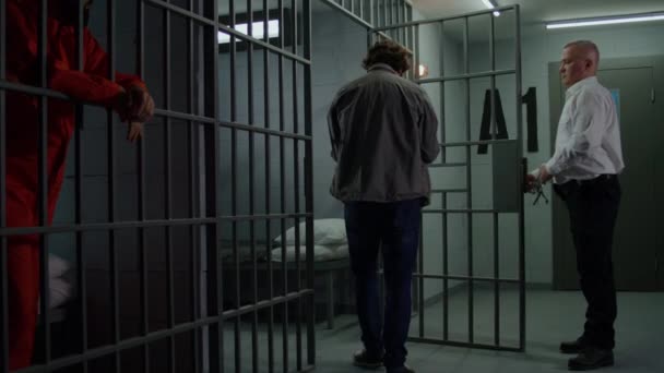 Сотрудник Тюрьмы Открывает Камеру Ключами Запирает Преступника Внутри Другой Заключенный — стоковое видео