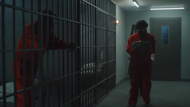 Gevangene Sluit Crimineel Oranje Uniform Cel Depressieve Gevangene Zit Het — Stockvideo
