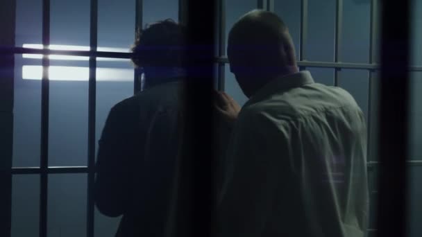 Žalářník Otevře Vězeňskou Celu Klíči Zamkne Uvnitř Zločince Smutný Vězeň — Stock video