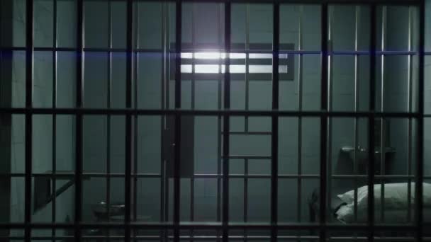 Empleado Prisión Encierra Criminal Celda Prisionero Sombrío Con Uniforme Naranja — Vídeos de Stock