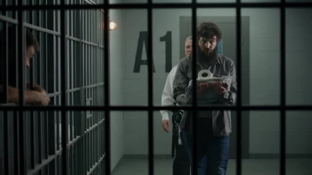 교도관은 범죄자를 감옥으로 열쇠로 엽니다 안으로 들어갑니다 수감자들은 센터나 교도소에 — 비디오