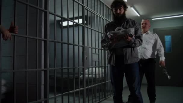 Vězeňský Pracovník Vede Zločince Cely Otevírá Zamyká Klíči Deprimovaný Vězeň — Stock video