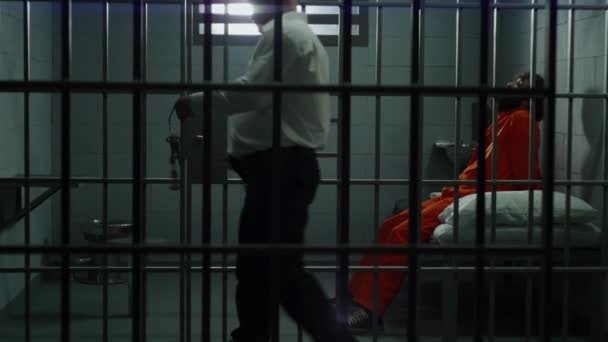 Fängelsearbetare Öppnar Fängelsecell Fången Orange Uniform Går Cellen Med Personliga — Stockvideo