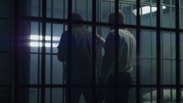 Guardia Prisión Abre Celda Con Llaves Encierra Criminal Dentro Prisionero — Vídeos de Stock