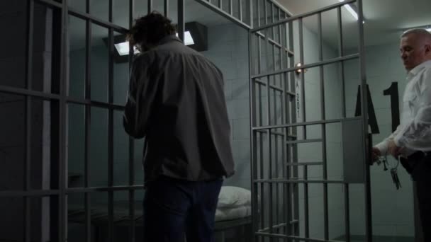 Trabalhador Prisão Abre Cela Com Chaves Fecha Criminoso Dentro Preso — Vídeo de Stock