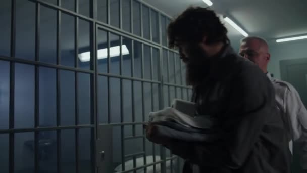 Oficial Prisión Lleva Criminal Celda Preso Deprimido Para Frente Las — Vídeo de stock